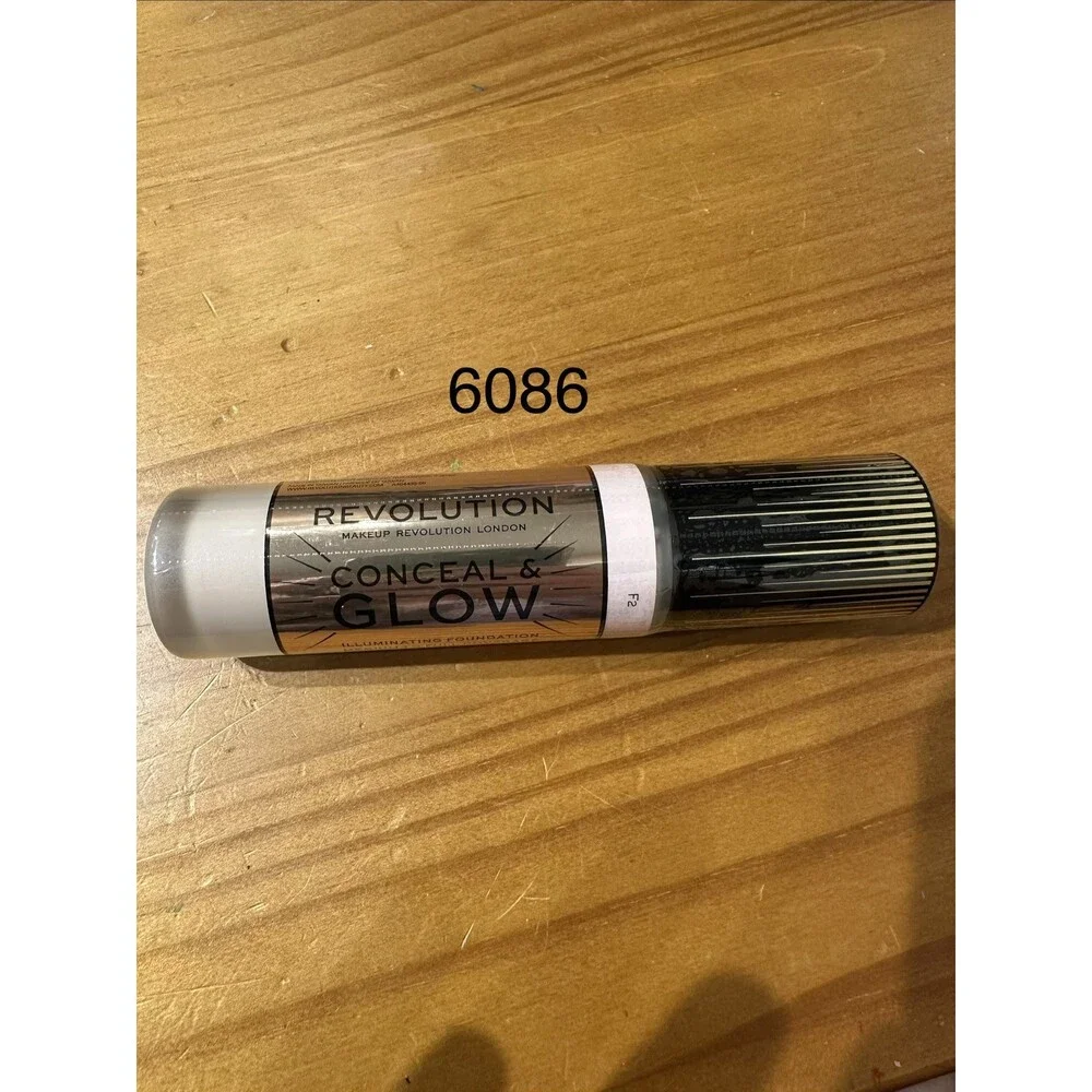 Makeup Revolution Conceal & Glow Foundation F2 23ml Illuminating Vegan